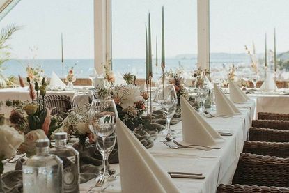 Festlich speisen in schönem Ambiente mit direktem Meerblick.