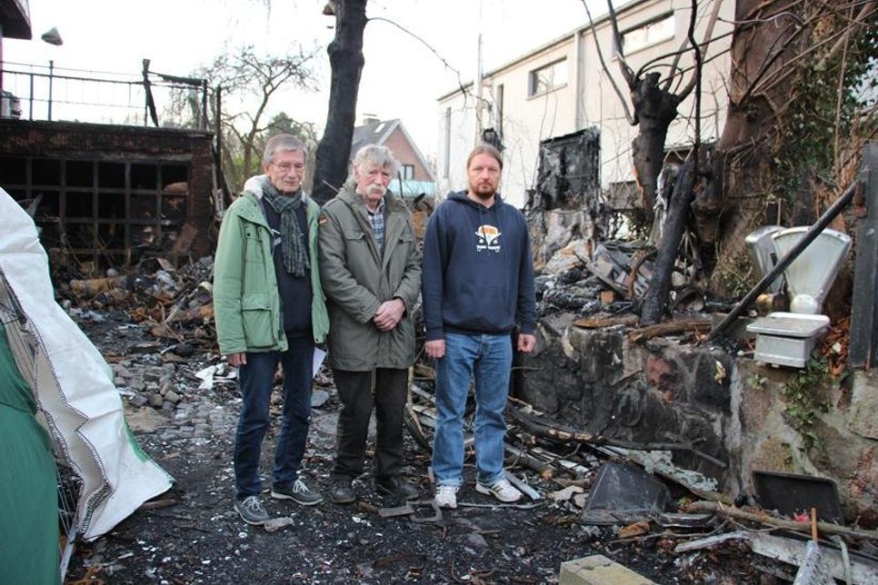 Bürgermeister Bernhard Markmann, Museumsdirektor Bernd Stellmacher alias Stelli Banana und Sohn Paul Stellmacher (v. lks.) in der Brandstelle.