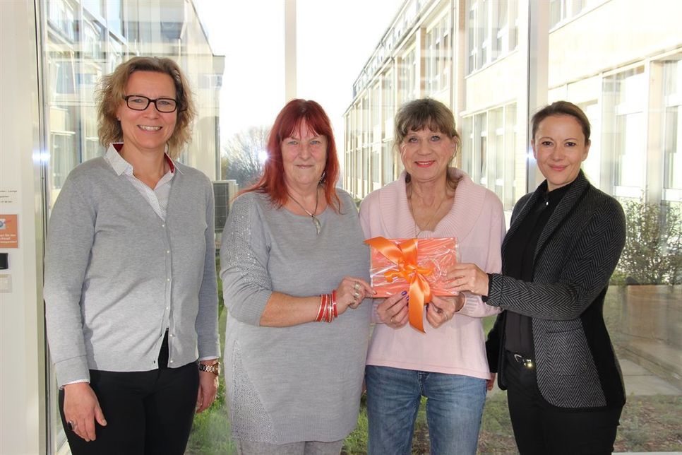 Stefanie Drews (Veranstaltungskoordinatorin der Schön Klinik Neustadt), Gabriela Nellies und Verena Treppe von der Tafel mit Schön Klinik-Geschäftsführerin Birthe Kirberg (v. lks.).