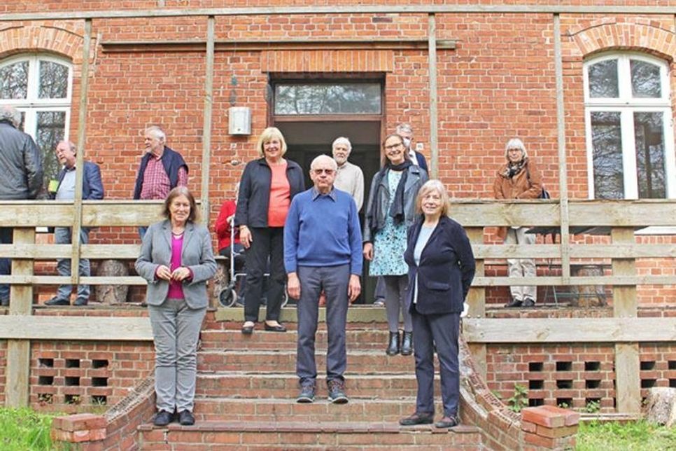 Eine Feier ist coronabedingt nicht möglich, deshalb beging die Gedenkstätte Ahrensbök ihr 20jähriges Bestehen am 8. Mai mit der Premiere eines Zeitzeugen-Films der Künstlerin Martina Fluck (hinten rechts) über den Todesmarsch von Auschwitz. Monika Metzner-Zinßmeister (Presse und Öffentlichkeitsarbeit, vorne links) und Ingaburgh Klatt (Vorsitzende des Trägervereins, vorne rechts) begrüßten unter anderem den Ahrensböker Zeitzeugen und Protagonisten des Films Jörg Wollenberg (Mitte)