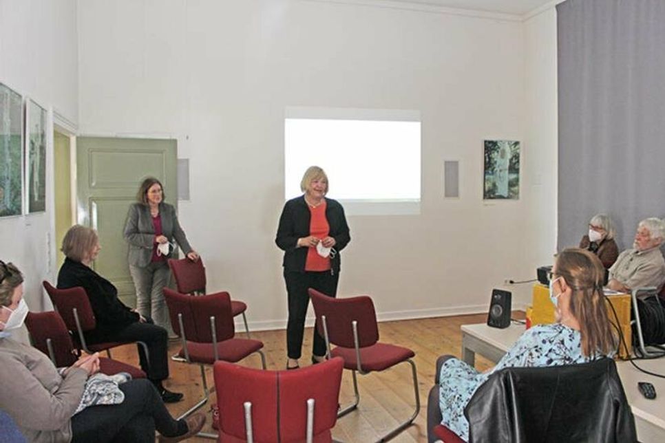 Landtagspräsident Klaus Schlie (CDU) schickte eine Videobotschaft, SPD-Bundestagsabgeordnete Bettina Hagedorn richtete vor Ort ein paar Worte an die Anwesenden