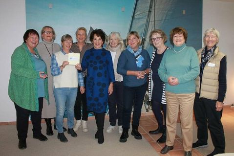 Scheckübergabe der Damen des Golfclubs Brodauer Mühle mit Initiatorin Susanne Graap (4. v. lks.) an 1. Vorsitzende Annette Schmitz (lks.) vom Hospiz-Verein.
