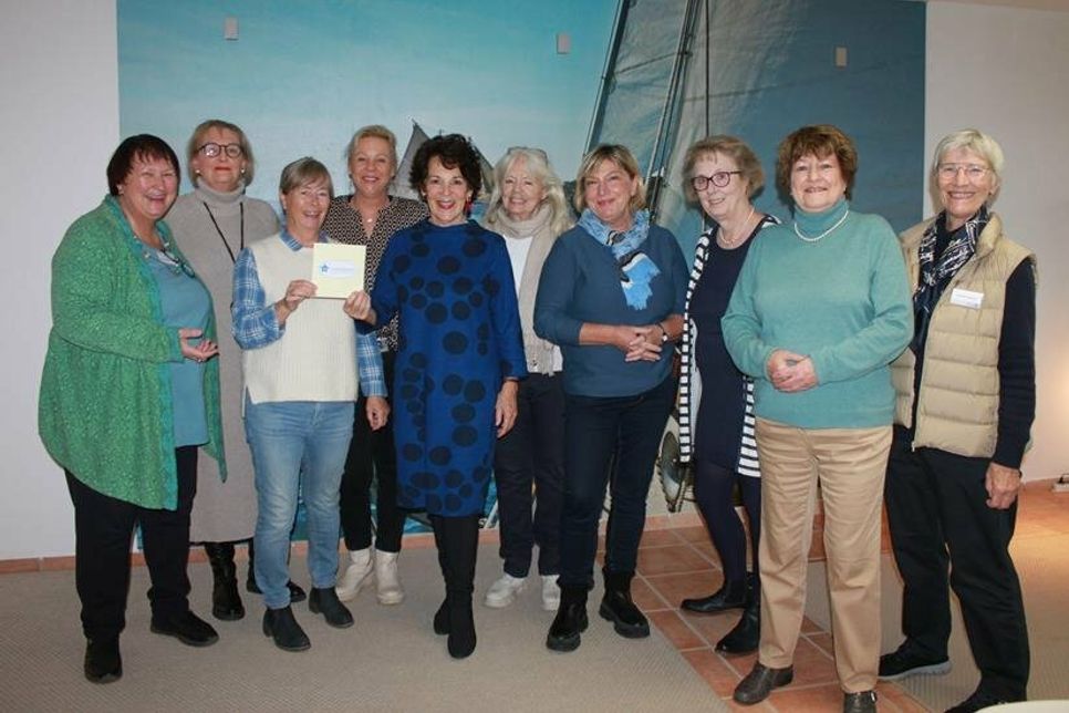 Scheckübergabe der Damen des Golfclubs Brodauer Mühle mit Initiatorin Susanne Graap (4. v. lks.) an 1. Vorsitzende Annette Schmitz (lks.) vom Hospiz-Verein.
