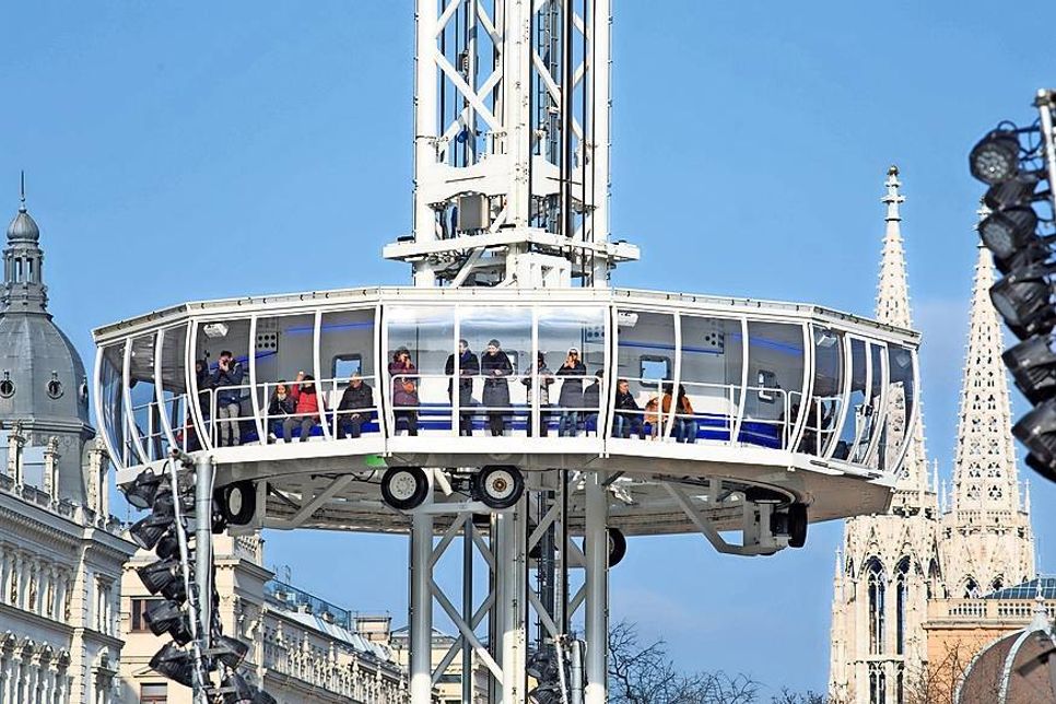 Diese Drehkabine des City-Skyliners soll als touristische Attraktion im Sommer 2016 einen Monat lang Urlauber und Tagesgäste in 72 Meter Höhe befördern. Anwohner befürchten Lärm und Eingriff in die Privatsphäre. (Foto: Skyliner GmbH)
