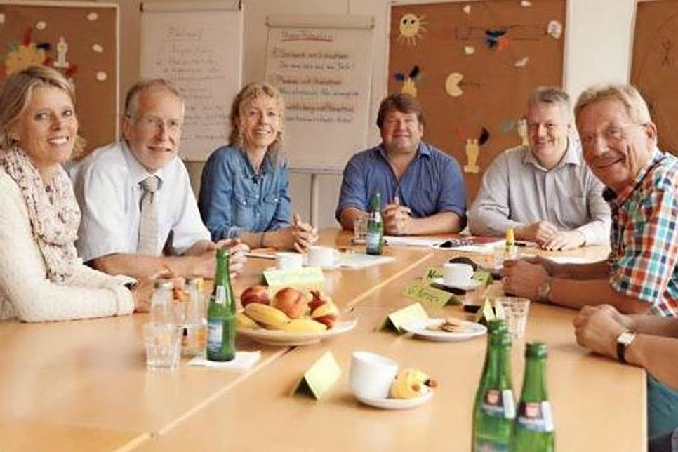 Wollen Langzeitarbeitslosen Hilfe zur Selbsthilfe geben (v.li.): Kerrin Nissen-Carstens (Beschäftigungsagentur Neuland), Jürgen Meereis (Osterberg-Institut), Maike Hagemann-Schilling (KDA), Christian B. und Jens T. (Teilnehmer der „Zukunftswerkstatt“), Gerhard Kerssen (Jobcenter) und Doris Hinrichsen (Kreislandfrauenverband).