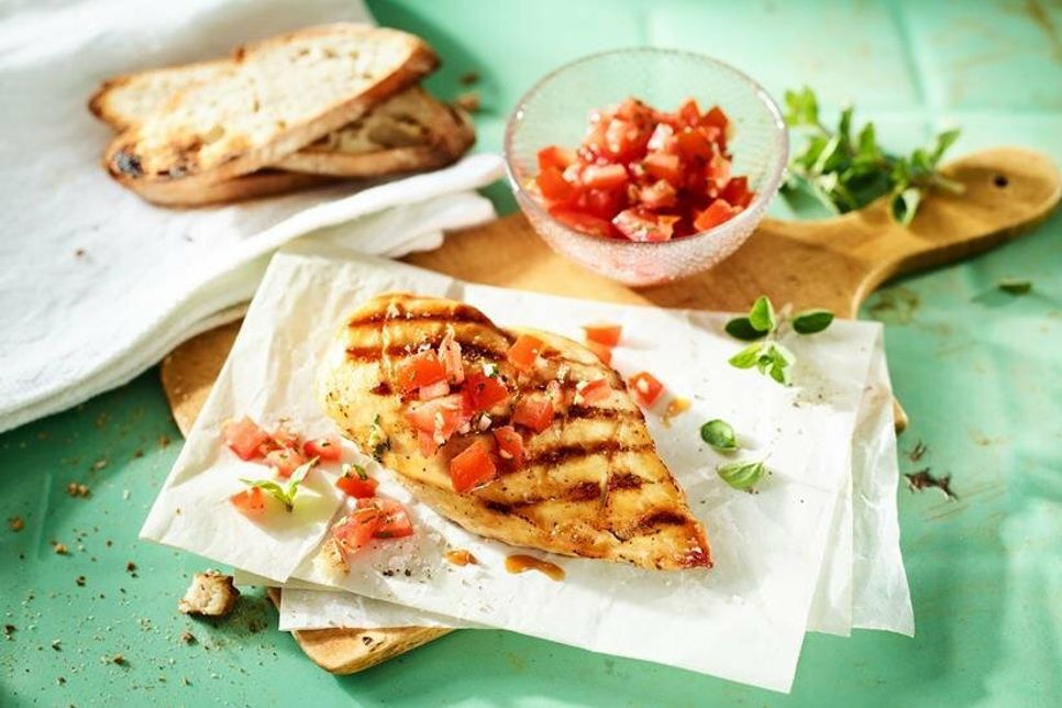 Geflügelfleisch steht für vielfältigen BBQ-Genuss. Eine Rezeptidee ist beispielsweise Hähnchenbrust à la Bruschetta mit geröstetem Brot. Foto: djd/www.deutsches-geflügel.de