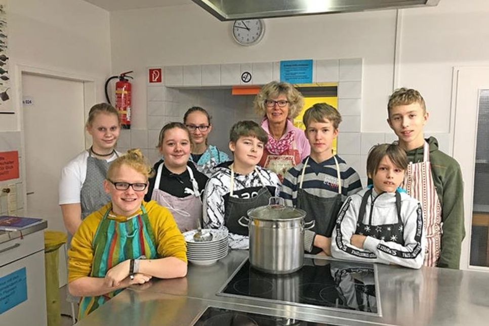 In der Schulküche der Heinrich-Harms-Schule in Hutzfeld: Klassenlehrerein Regina Seidensticker ist stolz auf ihre 6 f. Der Steckrübeneintopf duftet köstlich!