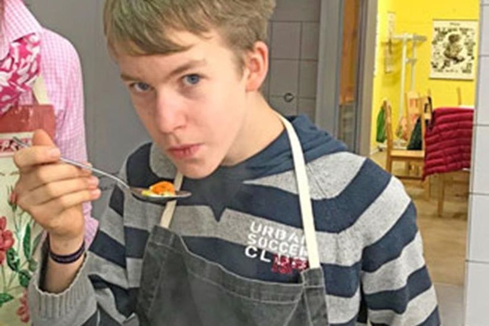 Lois ist mit dem Eintopf zufrieden und freut sich auf das gemeinsame Essen.