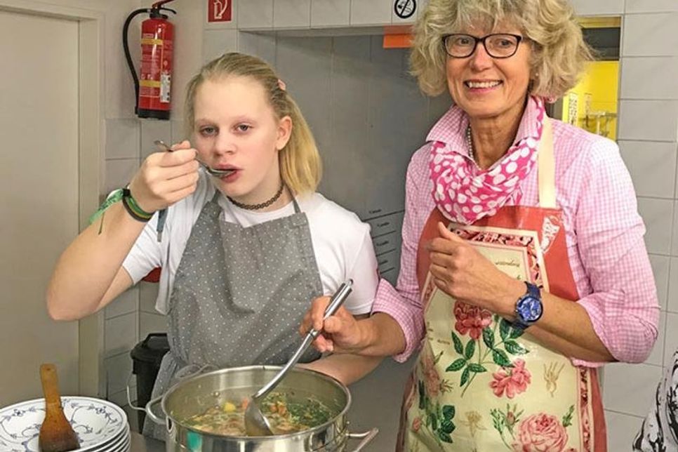 „Es fehlt noch etwas Salz“, ist sich Lea beim Abschmecken sicher. Das Rezept stammt von Lehrerin Regina Seidensticker (r.)