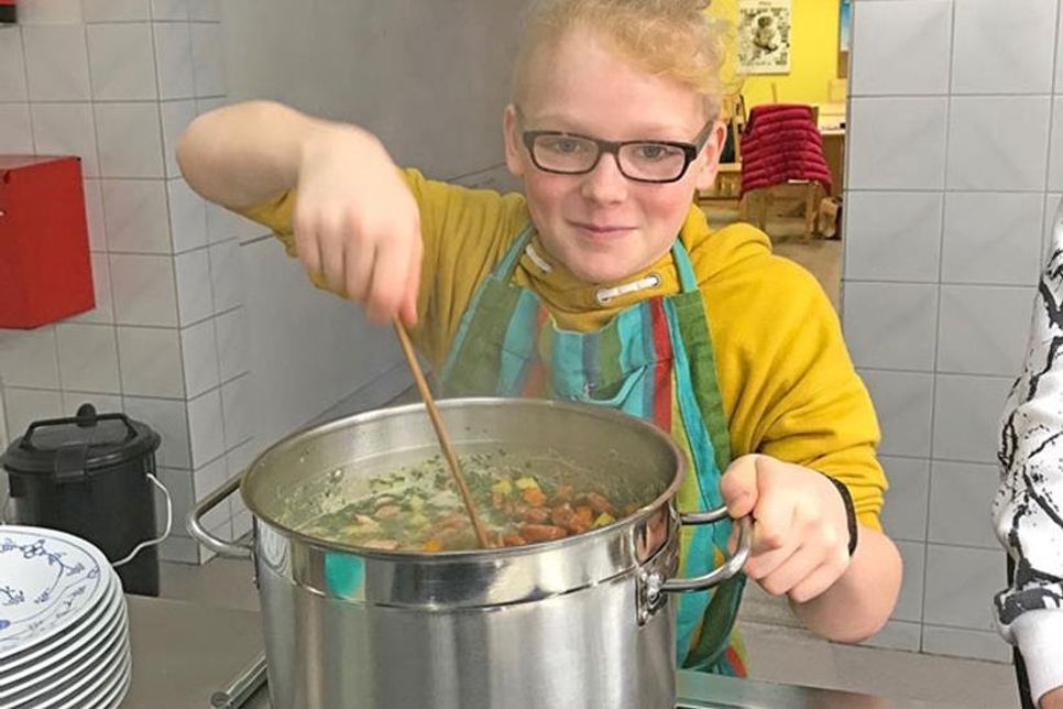Gut umrühren ist wichtig! Lasse hilft gern.