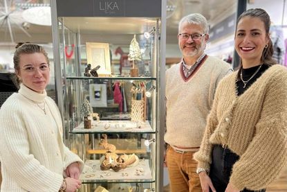 Mona Wiechmann und Jürgen Mohr freuen sich über die neue Schmuckkollektion Lika the Label von Josie Hoffmann.