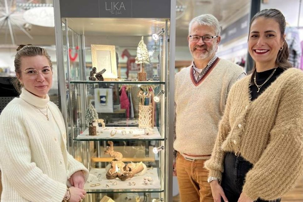 Mona Wiechmann und Jürgen Mohr freuen sich über die neue Schmuckkollektion Lika the Label von Josie Hoffmann.