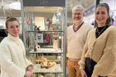 Mona Wiechmann und Jürgen Mohr freuen sich über die neue Schmuckkollektion Lika the Label von Josie Hoffmann.