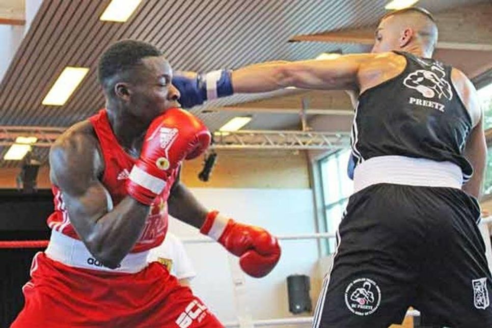 Dawid Matenko (rechts) in Aktion gegen seinen Gegner aus Lübeck.?