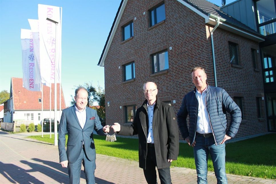 Bauherr Claus Behrens, Gollan-Geschäftsführer Volker Schmidt und Bauleiter Guido Vollmer (v. lks.) bei der Übergabe der 44 Erst- und Zweitschlüssel für die 22 Wohnungen.