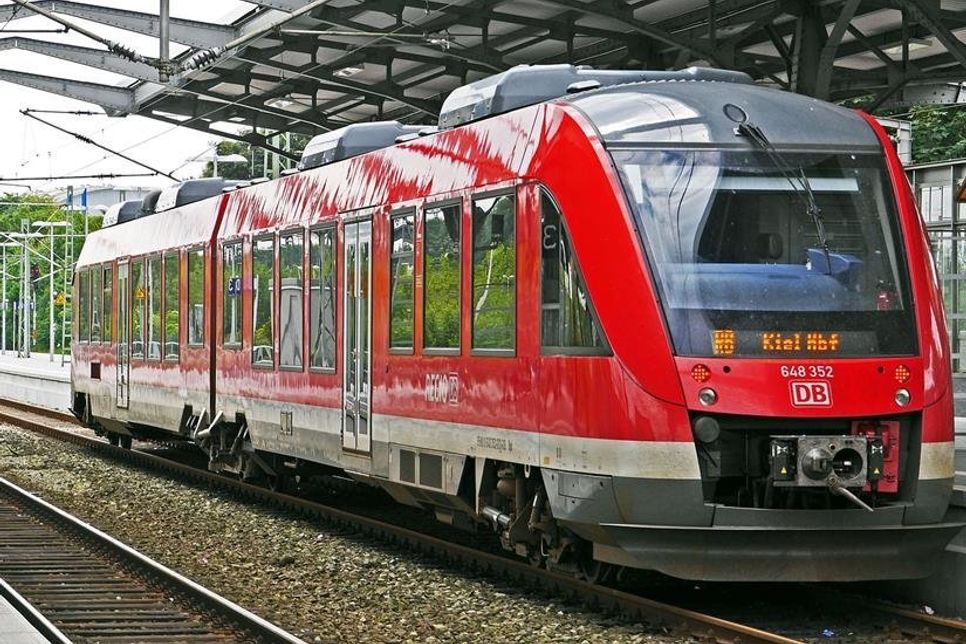 Am Bahnhof Eutin wurde der Beschuldigte durch Einsatzkräfte des Polizeirevier Eutin in Empfang genommen.
