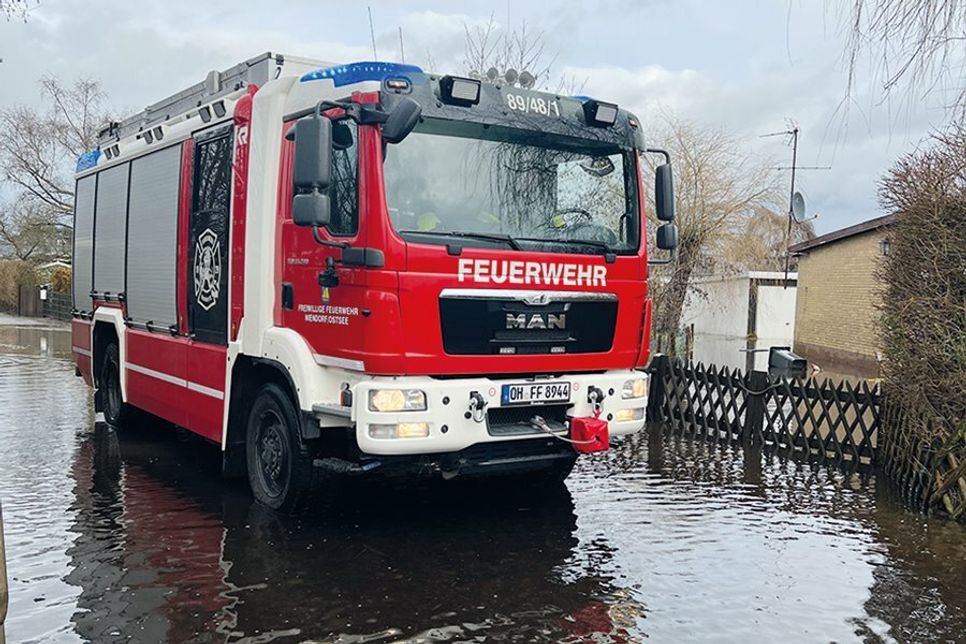 Die Feuerwehr machte sich vor Ort ein Bild von der Überschwemmung.