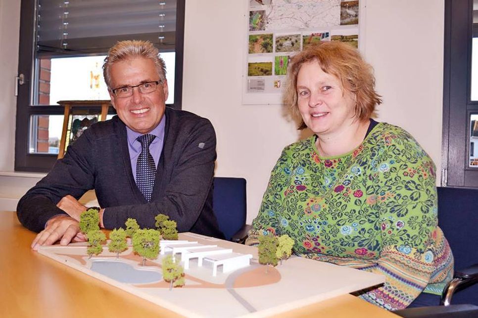Bürgermeister Volker Owerien und Kerstin Manigel (Bauamt Gemeinde Scharbeutz) mit dem ersten Modell des neuen Kurparkhauses in Haffkrug.  (Foto: René Kleinschmidt)