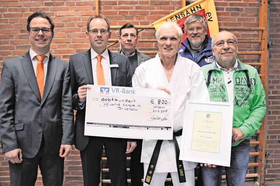 Zusammen für eine neue Wettkampfmatte: Ole Knorr und Dirk Wacker von der VR Bank, Sozialausschussvorsitzender Jan-Peter Hansen, Andreas Laue sowie 2. Vorsitzender Henning Steffen und 1. Vorsitzender Wolfgang Prehn (v. lks).