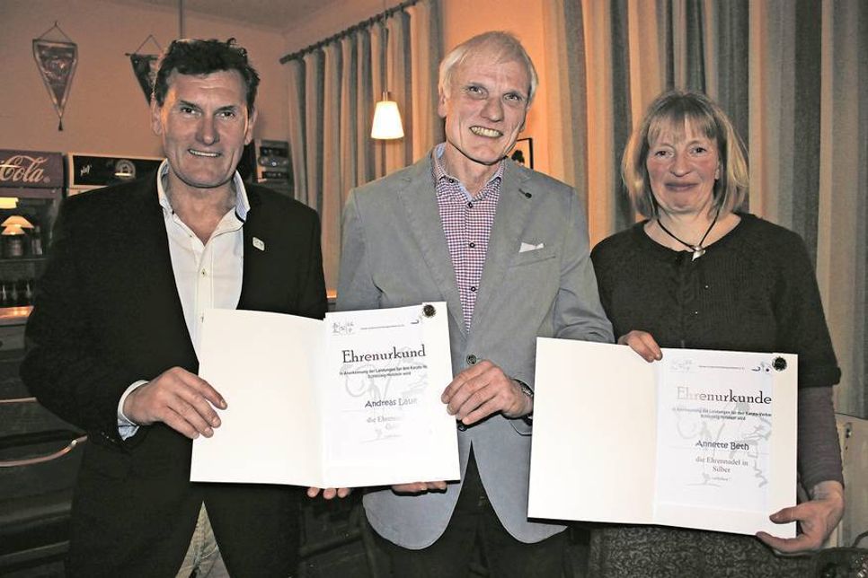 Geehrt vom Landesverband: Wolfgang Hagge (lks.) mit Andreas Laue und Annette Beth.