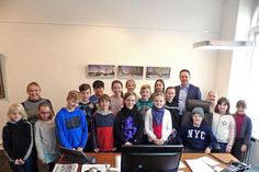 Die 4c ist die allererste Klasse, die den Bürgermeister besucht und bei der Gelegenheit auch das Rathaus erkundet. Die Grundschüler haben eine Menge Wünsche und Fragen im Gepäck – und sind die erste von insgesamt sieben Schulklassen, die in den kommenden Wochen zu Gast bei Carsten Behnk sind.