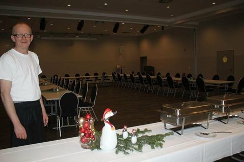 Marco Bauereiß mit dem großen Saal im Hintergrund. Dort ist bei Feierlichkeiten Platz für bis zu 140 Personen.