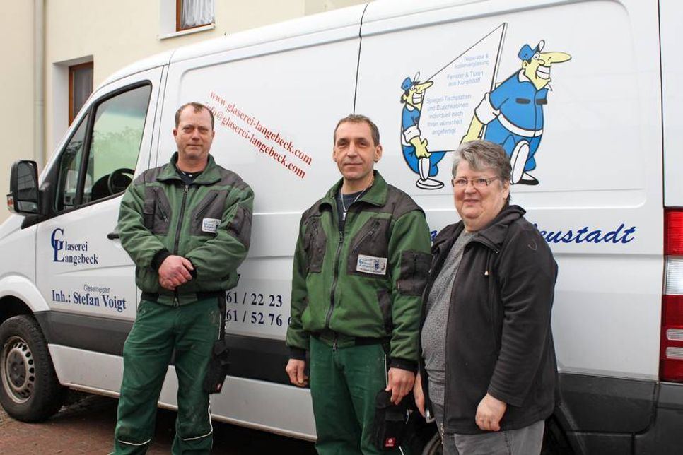 Glasermeister Stefan Voigt, Geselle Tobias Lange und Bürokraft Marianne Gosch (v. lks.).