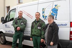 Glasermeister Stefan Voigt, Geselle Tobias Lange und Bürokraft Marianne Gosch (v. lks.).