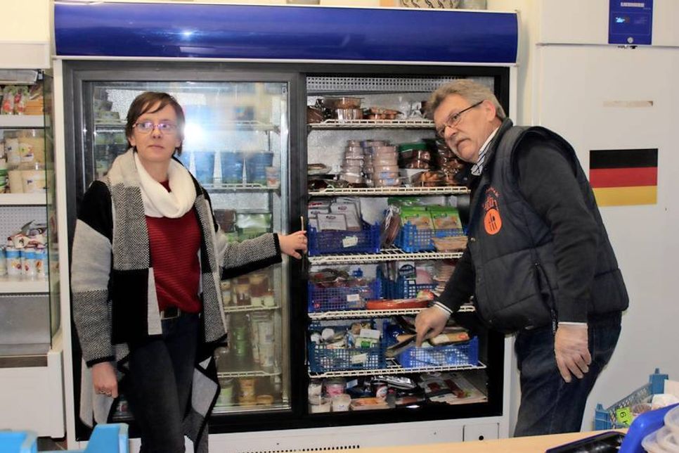 Die Neustädter Tafel verteilt Lebensmittel an vier Terminen in der Woche, in drei Ausgabestellen. Alle Waren, die Bedürftige erhalten, werden zuvor im Depot im Sandberger Weg 76 von Tafelhelfern gründlich sortiert und auf die Verfallsdaten überprüft.