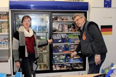 Die Neustädter Tafel verteilt Lebensmittel an vier Terminen in der Woche, in drei Ausgabestellen. Alle Waren, die Bedürftige erhalten, werden zuvor im Depot im Sandberger Weg 76 von Tafelhelfern gründlich sortiert und auf die Verfallsdaten überprüft.