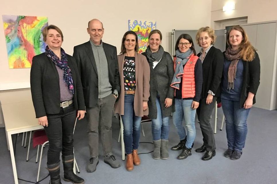 Kirsten Hamann, Dr. Klaus Schwill, Stephanie Hagen, Ulrike Bock, Christine Behrens mit den Lehrerinnen Silke Pries und Marina Meißner (v. lks.).