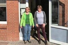 Katrin Korzanowski und Christel Albrecht (v. lks.) heißen die neuen Schulkinder in der Insel herzlich willkommen.