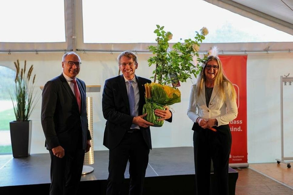 Thomas Piehl, Vorsitzender des Vorstands der Sparkasse Holstein, Ministerpräsident Daniel Günther (CDU) und Lydia Bahn, Vorstandsvorsitzende des Unternehmensverbandes Ostholstein-Plön. Kristina Buchwald, Vorstandsmitglied des Unternehmensverbands Ostholstein-Plön, überreichte zuvor Ministerpräsident Daniel Günther eine Rose aus dem Buchwald Pflanzencenter.