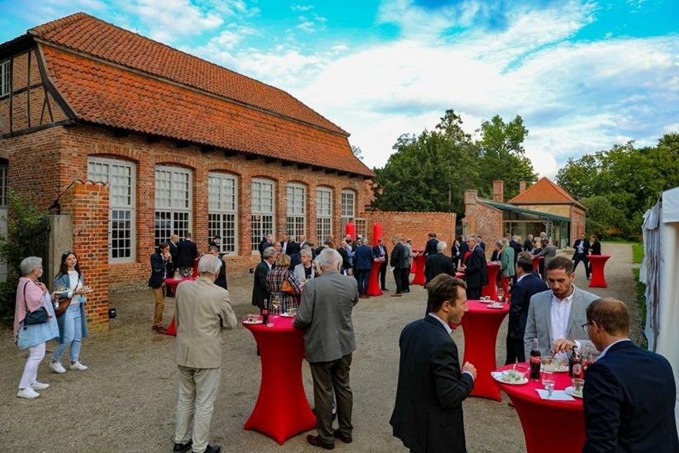 Im Anschluss an die Reden tauschten sich Unternehmer*innen und Vertreter*innen der Politik bei bestem Wetter, Speis und Trank im Küchengarten vor der Orangerie aus.