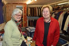 Viel Spaß im Ehrenamt: Sonja Kohlwes und Heide Steinbach (r.) versorgen eine neue Spende Kleidung, die nach Art und Größe sortiert als Ware aus zweiter Hand für kleines Geld und gute Zwecke weiter verkauft werden soll.