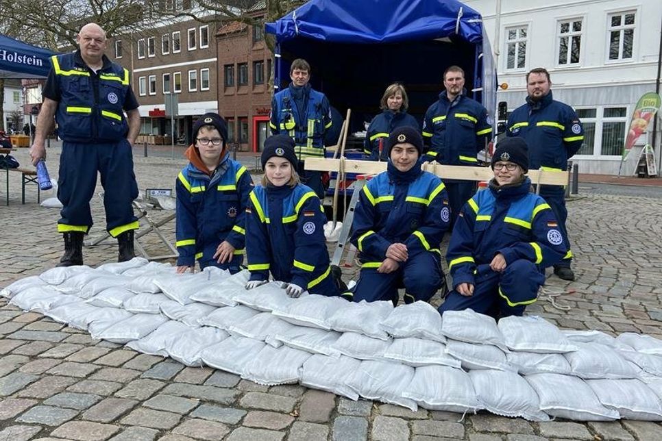 Die jugendlichen Katastrophenhelfer demonstrierten, was sie in ihren Übungseinheiten lernten: Sandsäcke füllen und eine Deichverteidigung errichten - oder mit Seilen die richtigen Knoten setzen. (Foto: Sebastian Bertram)