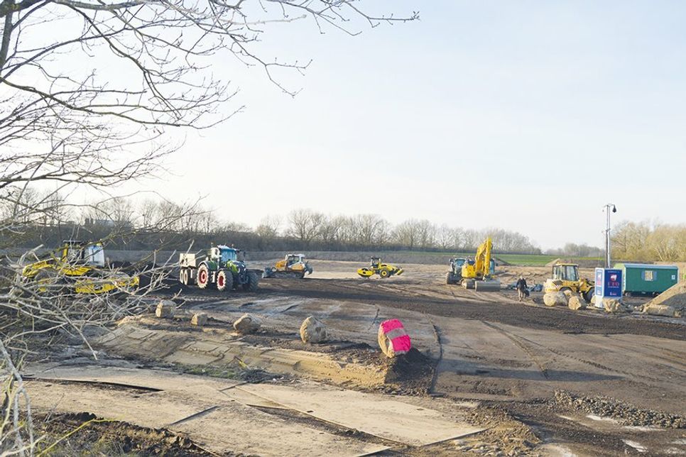 Vielen waren die „plötzlichen“ Bauarbeiten ein Rätsel. Selbst im Ratekauer Rathaus war zunächst nicht bekannt, was auf dem Acker an der A1 mit schwerem Gerät „gebaut“ wird. Jetzt ist das Geheimnis, das eigentlich nie eines war, gelüftet.