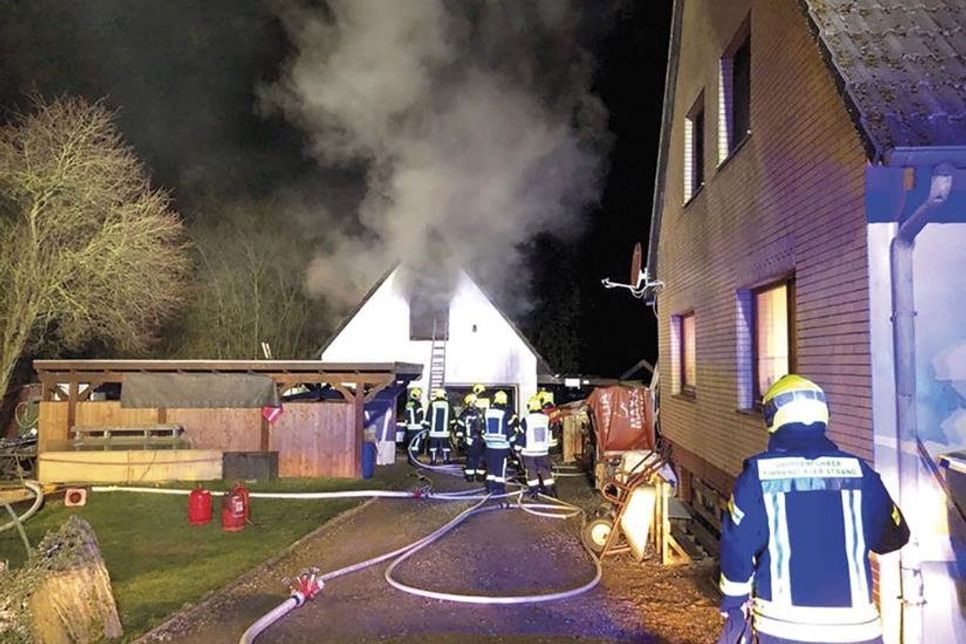 In der Nacht zu Montag brannte dieses unbewohnte Nebengebäude in Hemmelsdorf.