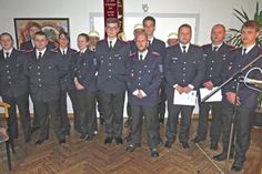Feierlich in die Wehr übernommene, vereidigte und beförderte Mitglieder der Freiwilligen Feuerwehr Eutin.
