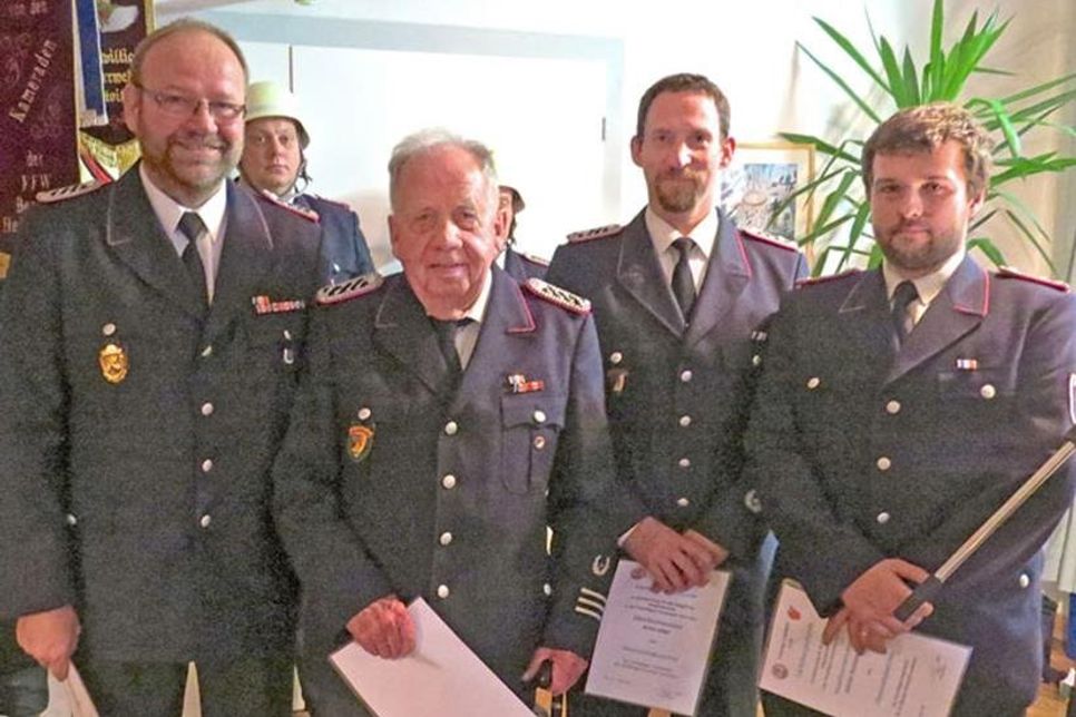 Für langjährige Mitgliedschaft in der Feuerwehr wurden geehrt (v.l.): Andreas Kruse (40 Jahre),  Kurt Ausborn (60 Jahre), Arne Ufer (10 Jahre), Adrian Redepenning (10 Jahre), Dirk Pedersen (30 Jahre; nicht auf dem Foto).