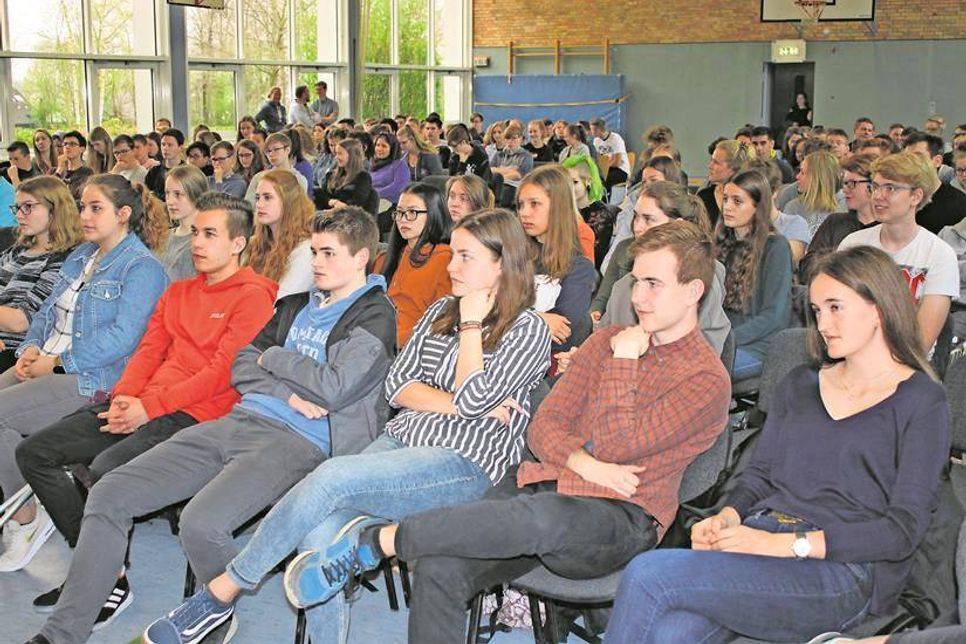 Schüler der Klassen 9 bis 11 in der Sporthalle des Küstengymnasiums.