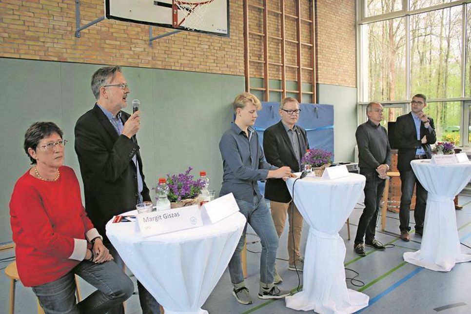 Podiumsdiskussion mit Margit Giszas, Dr. Michael Bökenhauer, Moderator und Schülersprecher Mathis Bahr, Karl-Heinz Schumacher, Horst vonm Hörsten und Sebastian Schmidtr (v. lks.)