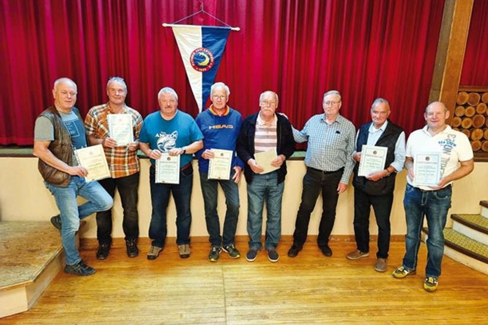 Andreas Möller (Verdienstnadel), Thorsten Ammen( 40 Jahre), Joachim Zägel (40 Jahre), Heinz  Steffenhagen (50 Jahre), Rolf Wulff (60 Jahre), Vorsitzender Norbert Riege, Siegfried Bönig (40 Jahre) und Joachim Balszunat (40 Jahre)