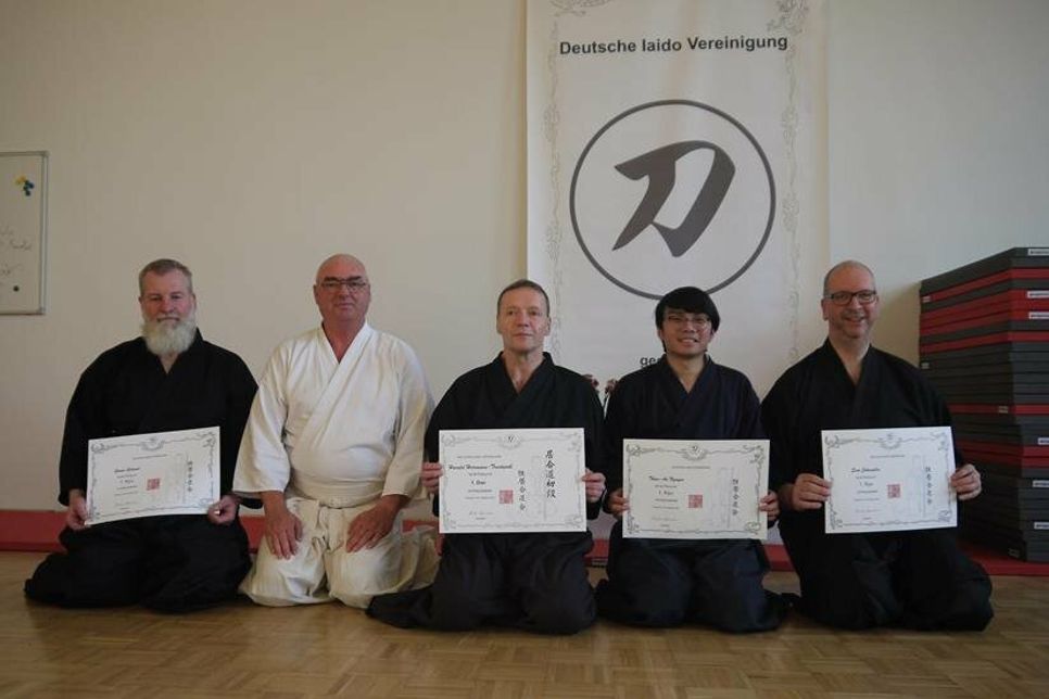 Die älteren Teilnehmer nach bestandener Prüfung: Guido Gebauer, Karl-Heinz Lübcke, Harald Trentepohl, Thien-An Nguyen und Sven Johannßen (v. lks.).