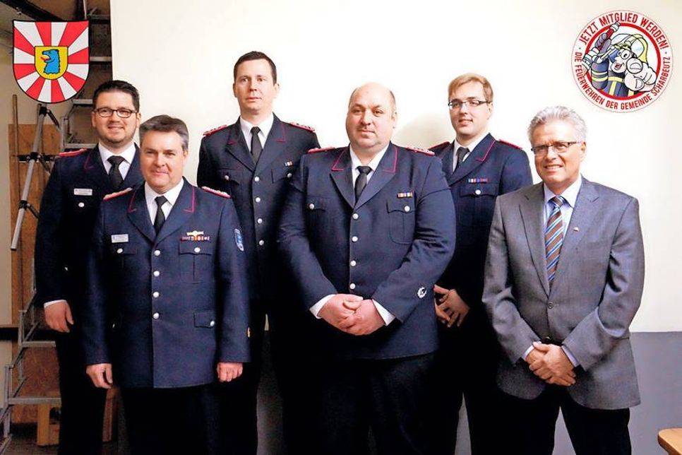 Gemeindewehrführer Patrick Bönig (von links) und Kreiswehrführer Thorsten Plath mit Oliver Stapf, Frank Schröder, Ortswehrführer Henrik Nitz und Bürgermeister Volker Owerien. (Foto: NR)