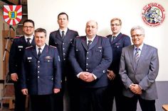 Gemeindewehrführer Patrick Bönig (von links) und Kreiswehrführer Thorsten Plath mit Oliver Stapf, Frank Schröder, Ortswehrführer Henrik Nitz und Bürgermeister Volker Owerien. (Foto: NR)