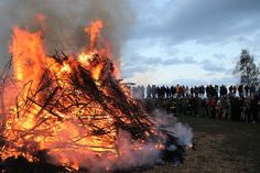 Magischer Anziehungspunkt sind die Osterfeuer.