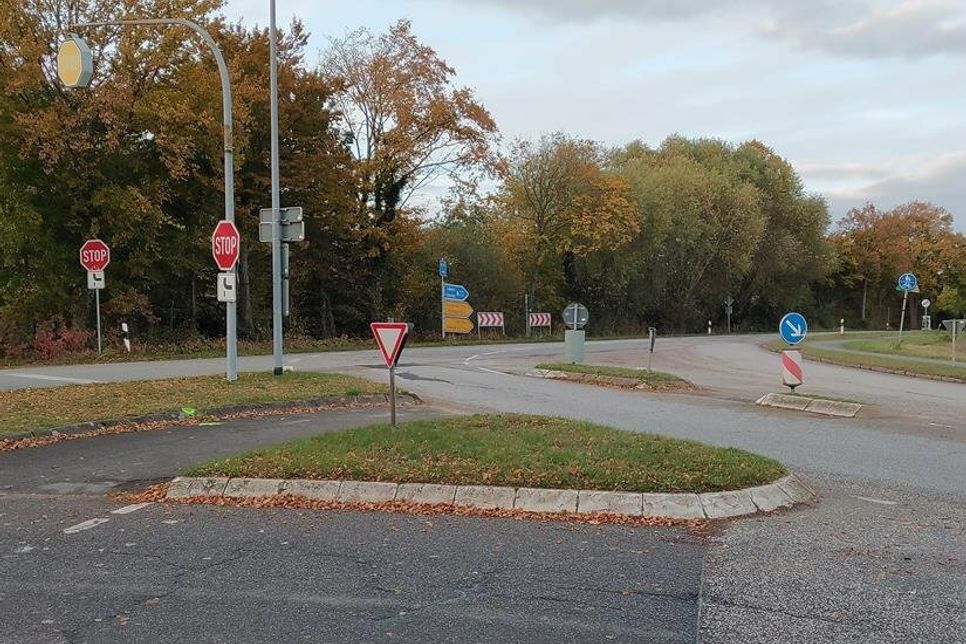 Der Unfallschwerpunkt Oldenburger Straße/Ostring soll durch den neuen Kreisverkehr bald entschärft sein. Die Fertigstellung ist bis Ende März geplant.
