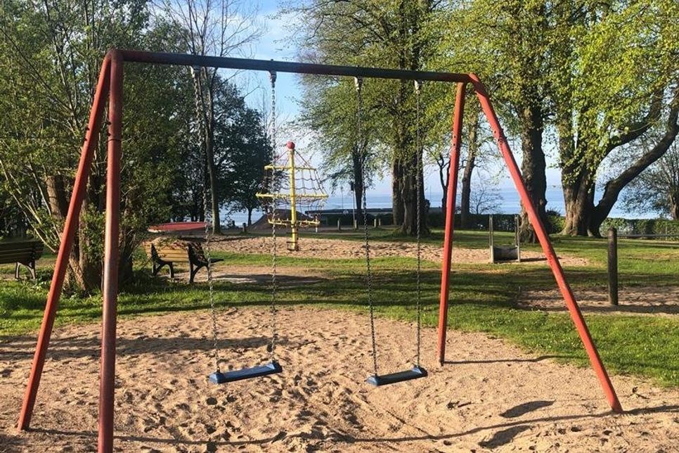 Auch der schöne Spielplatz oberhalb des Strandbades in Neustadt in Holstein darf wieder besucht werden.