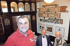 Klaus Schöllhorn, Volker Liebig und Dirk Reimers präsentieren die neuen Exponate des Heimatmuseums aus dem abgerissenen Haus am Markt 9.